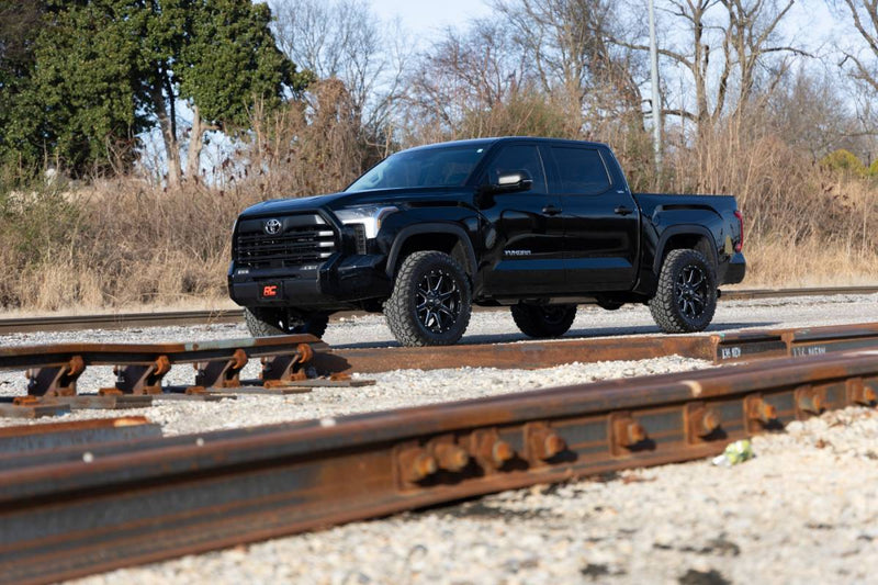 Load image into Gallery viewer, Rough Country | 2022+ Toyota Tundra 2WD / 4WD 1.75 Inch Leveling Kit