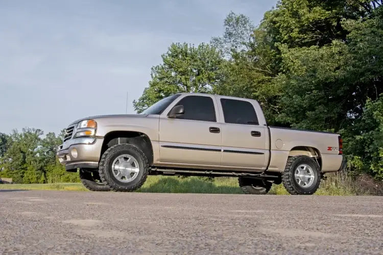 Load image into Gallery viewer, Rough Country | 1999-2007 GM 1500 1.5 Inch To 2 Inch Leveling Kit | 7592