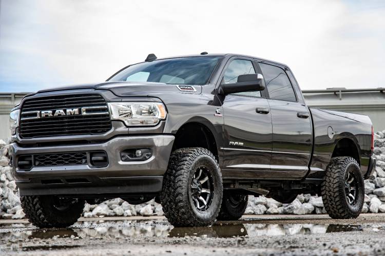 Load image into Gallery viewer, Rough Country | 2014+ Dodge Ram 2500 4WD 2.5 Inch Leveling Kit - V2 Shocks