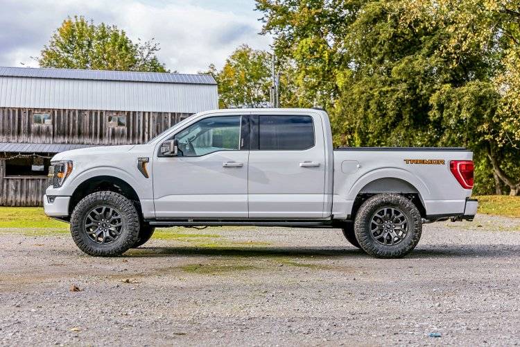 Load image into Gallery viewer, Rough Country | 2021-2023 Ford F150 Tremor 4WD 2.5 Inch Lift Kit - N3 Struts