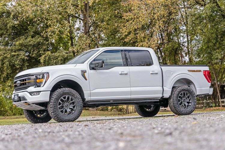Load image into Gallery viewer, Rough Country | 2021-2023 Ford F150 Tremor 4WD 2.5 Inch Lift Kit - M1 Struts