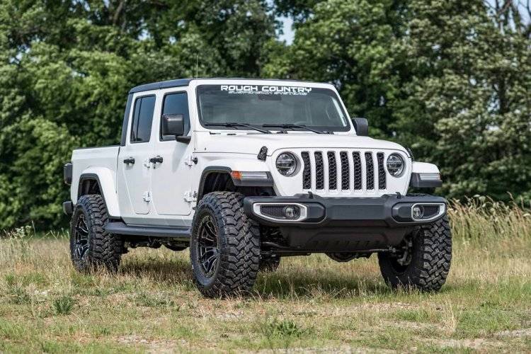 Load image into Gallery viewer, Rough Country | 2020-2024 Jeep Gladiator JT 4WD 2.5 Inch Leveling Kit With M1 Monotube Shocks

