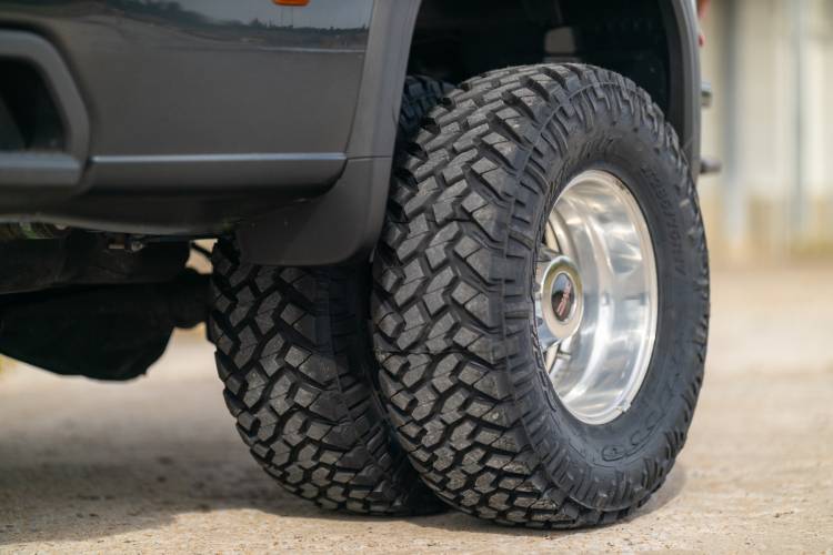Load image into Gallery viewer, Rough Country | 2020-2023 GM 3500 HD DRW 3 Inch Lift Kit - V2 Shocks