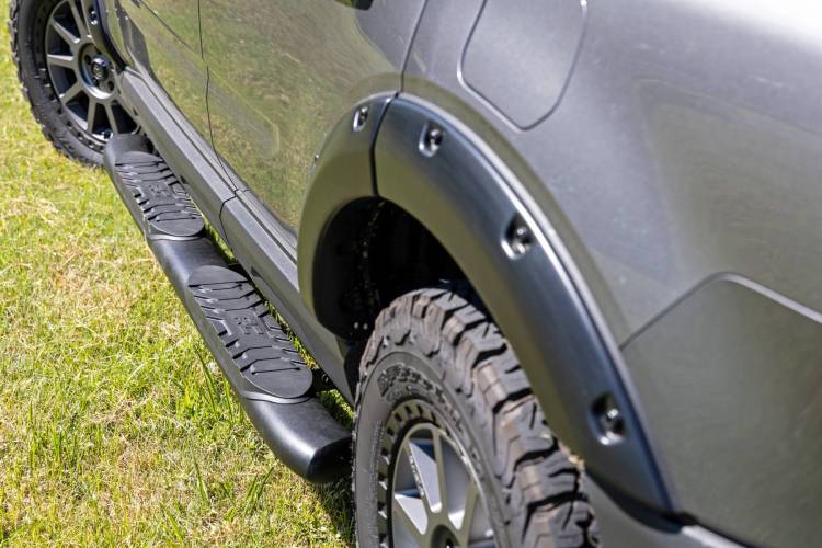 Load image into Gallery viewer, Rough Country | 2021-2023 Ford Bronco Sport Crew Cab 4WD Black Oval Nerf Steps | 21006