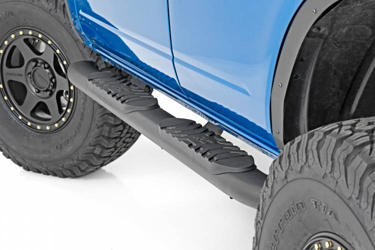 Load image into Gallery viewer, Rough Country | 2021-2023 Ford Bronco 4 Door 4WD Black Oval Nerf Steps | 21011