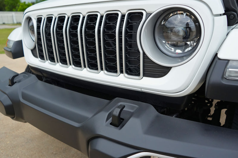 Load image into Gallery viewer, DDP Motors | 2025 Jeep Wrangler SAHARA White 1C4PJXEN5SW554272 | $37,249.00
