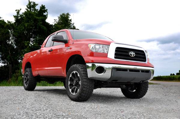 Load image into Gallery viewer, Rough Country | 2007-2015 Toyota Tundra 4WD 4.5 Inch Lift Kit - Lifted Struts With V2 Rear Shocks
