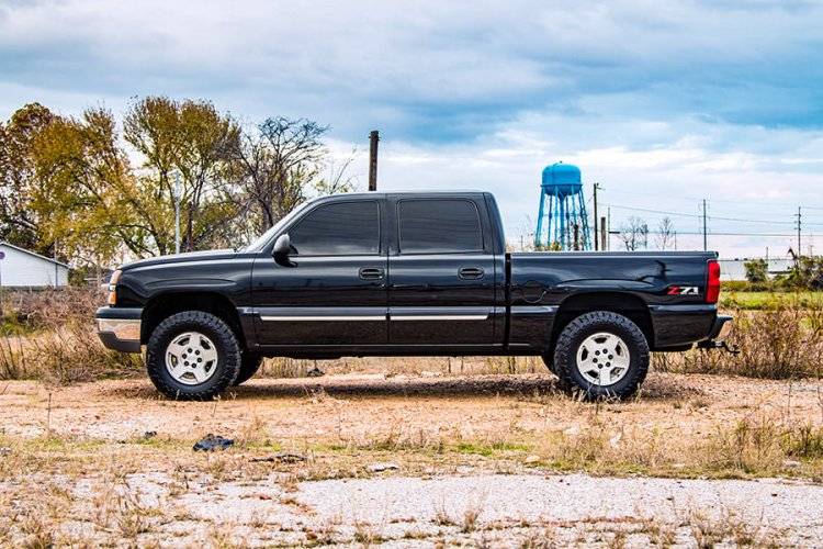 Load image into Gallery viewer, Rough Country | 1999-2007 GM 1500 4WD 1.5 Inch To 2 Inch Lift Kit - V2 Shocks
