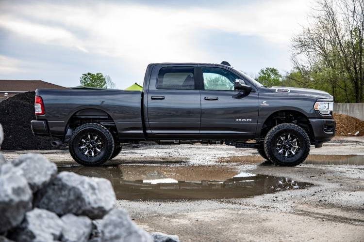 Load image into Gallery viewer, Rough Country | 2013+ Dodge Ram 3500 4WD 2.5 Inch Leveling Kit - V2 Shocks
