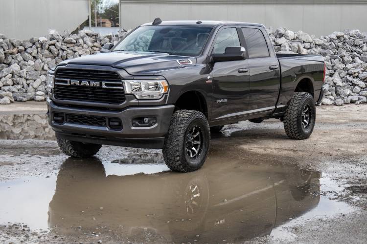 Load image into Gallery viewer, Rough Country | 2014+ Dodge Ram 2500 4WD 2.5 Inch Leveling Kit - V2 Shocks
