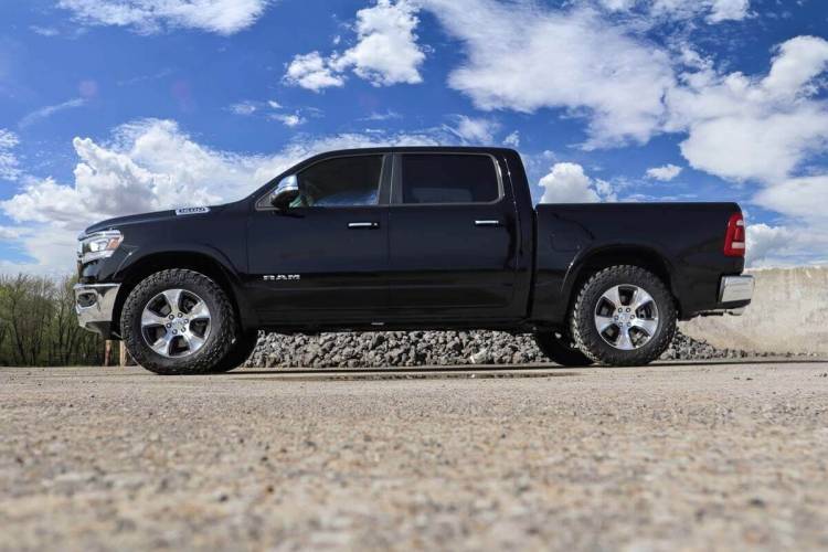 Load image into Gallery viewer, Rough Country | 2019-2024 Dodge Ram 1500 4WD With Air Ride 2 Inch Leveling Kit
