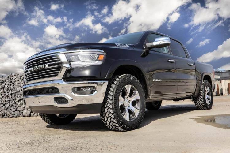 Load image into Gallery viewer, Rough Country | 2019-2024 Dodge Ram 1500 4WD With Air Ride 2 Inch Leveling Kit
