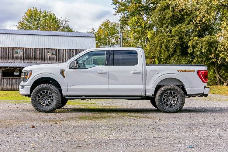 Load image into Gallery viewer, Rough Country | 2021-2023 Ford F150 Tremor 4WD 2.5 Inch Lift Kit - M1 Struts
