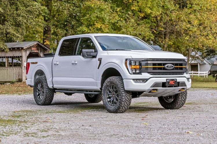 Load image into Gallery viewer, Rough Country | 2021-2023 Ford F150 Tremor 4WD 2.5 Inch Lift Kit - N3 Struts
