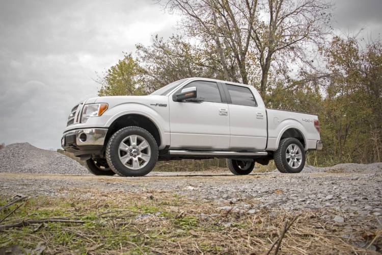 Load image into Gallery viewer, Rough Country | 2009-2013 Ford F150 2WD / 4WD 2 Inch Leveling Kit - Anodized Red
