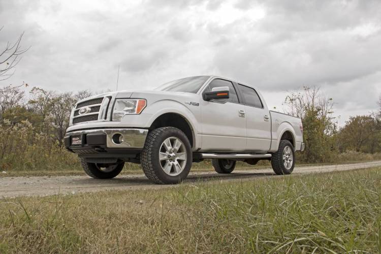 Load image into Gallery viewer, Rough Country | 2009-2013 Ford F150 2WD / 4WD 2 Inch Leveling Kit - Anodized Red
